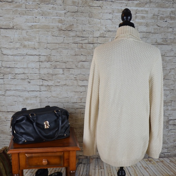 Cream sweater with turtleneck - Picture 3 of 3